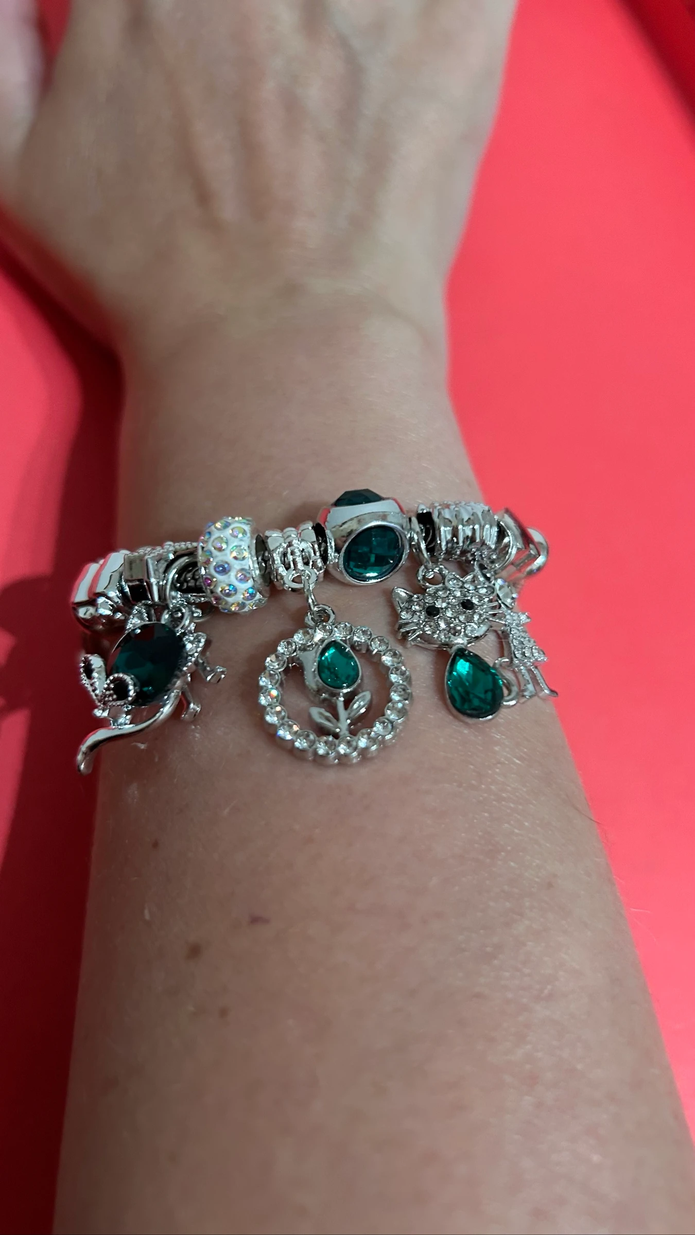 Bracelet style Pandora argenté avec des charms verts – photo 3
